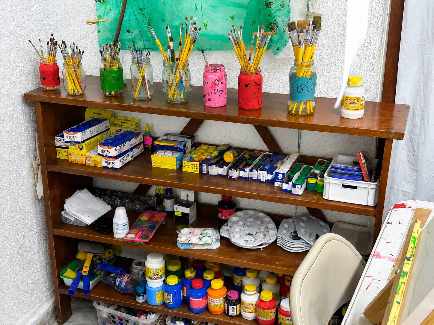 Materiais de pintura organizados na sala de artes