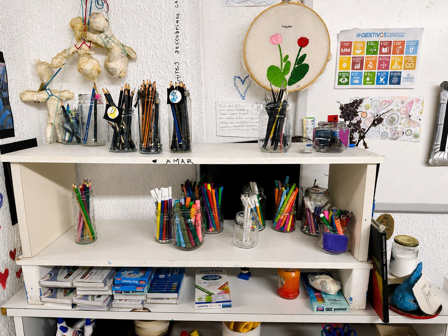 Pincéis e materiais de desenho na sala de artes