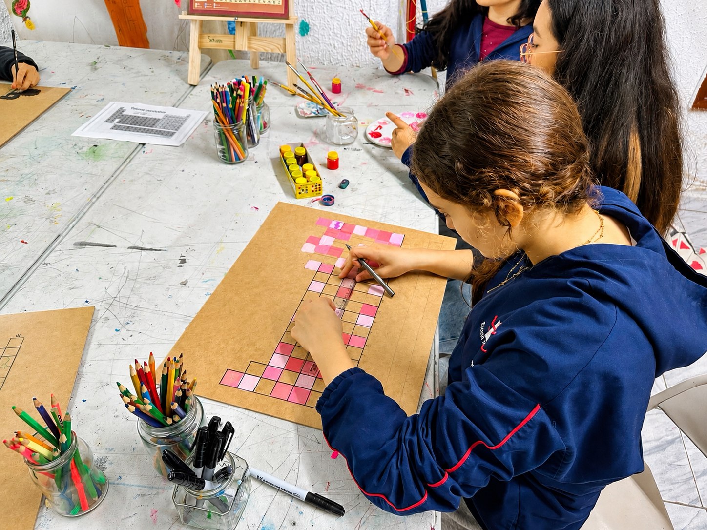 Aluna desenhando em papel kraft