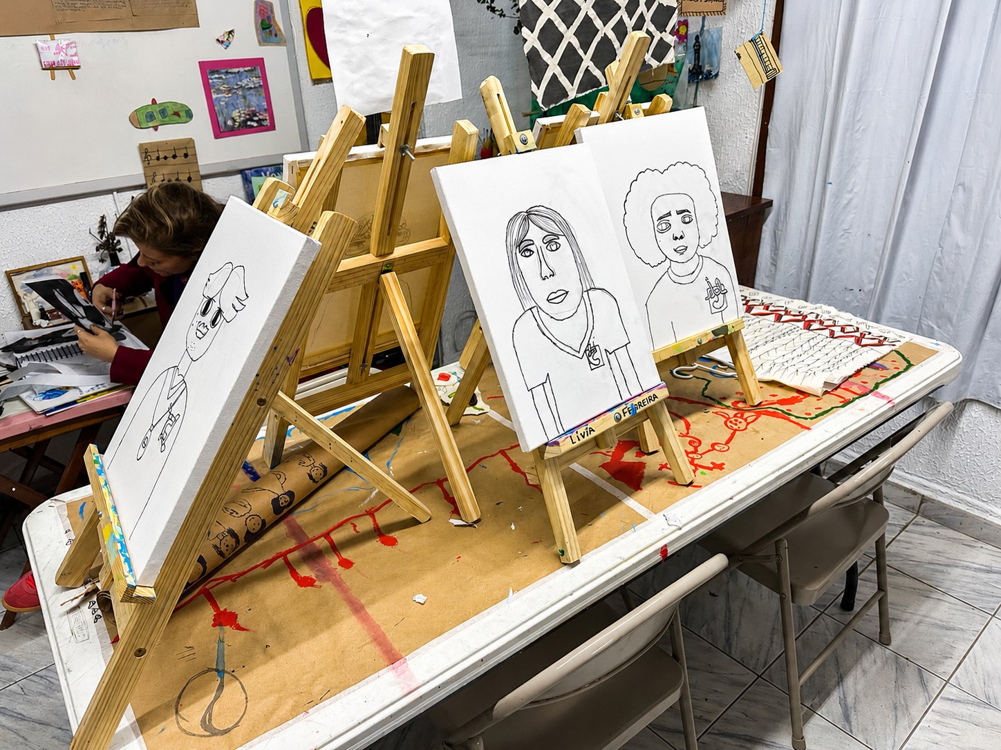 Cavaletes com desenhos dos alunos