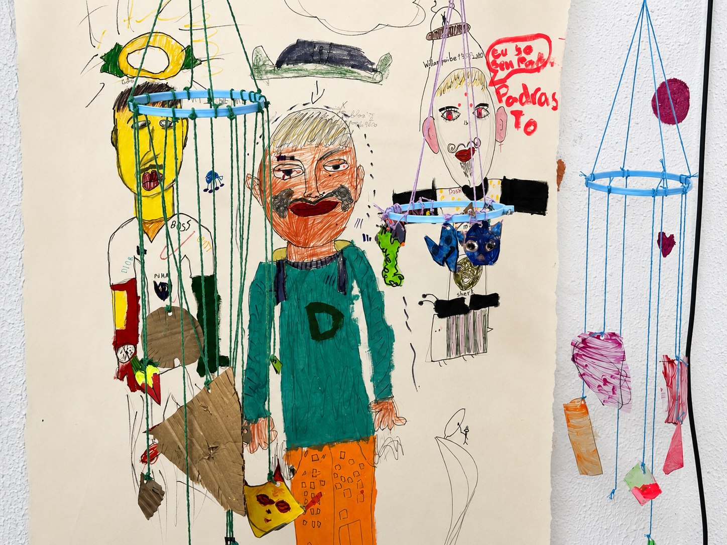 Desenhos e móbiles artísticos na parede
