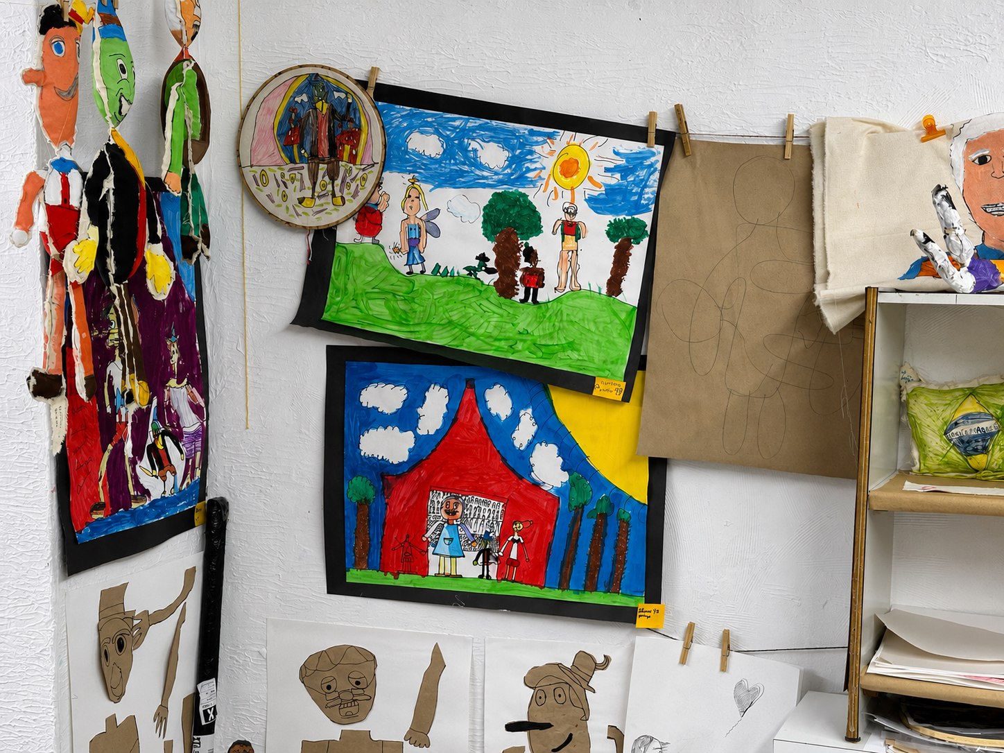 Trabalhos de pintura expostos na parede