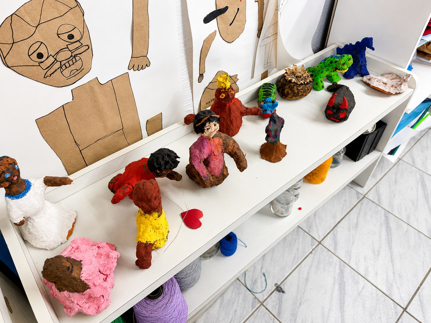 Esculturas coloridas na sala de artes
